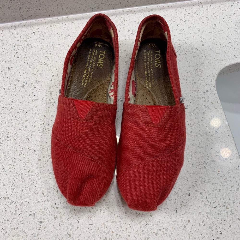 Red TOMS size 6